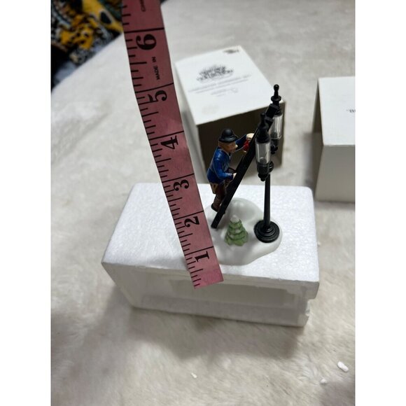 Department 56 Heritage Village Collection Bringing Home The Yule Log & Lamplight - Picture 10 of 11